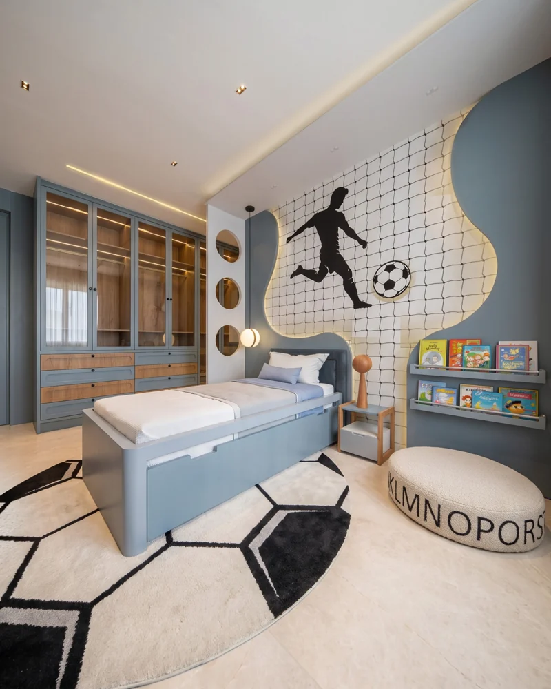 Quarto infantil com decoração temática e bancada