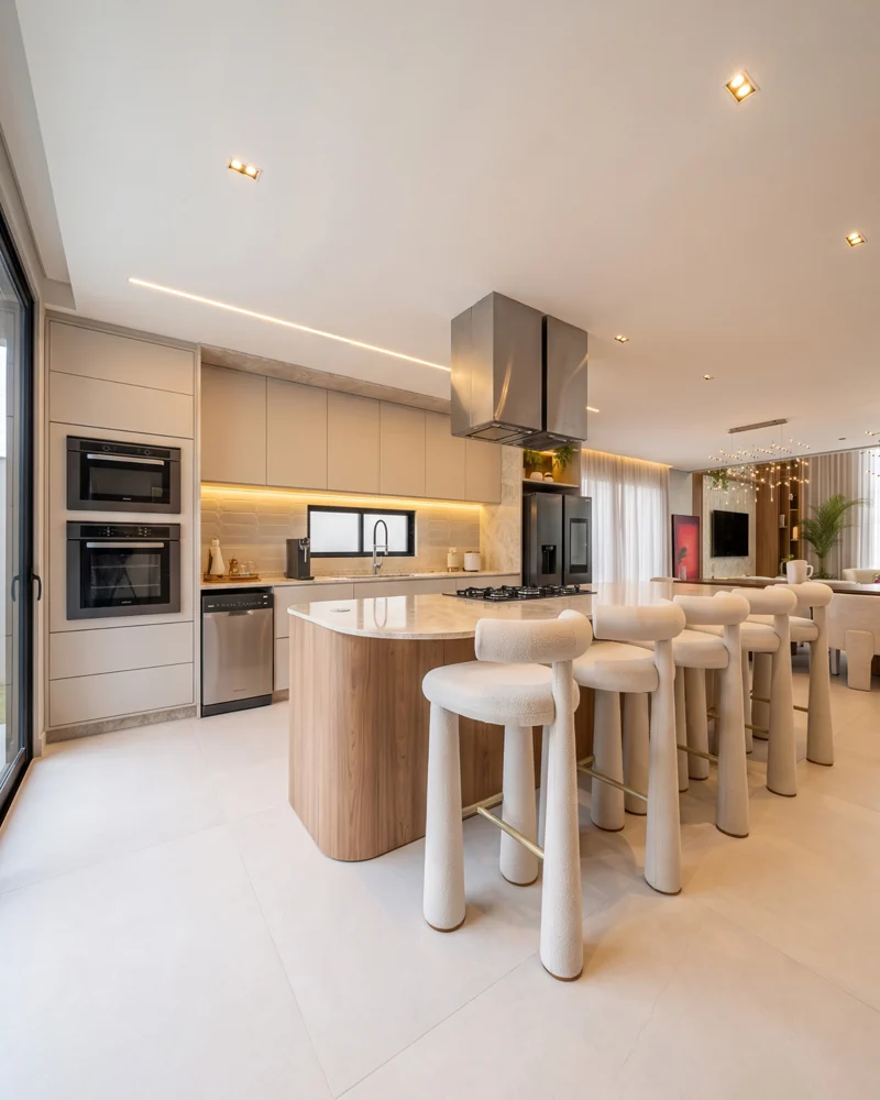 Cozinha integrada com ilha e banquetas